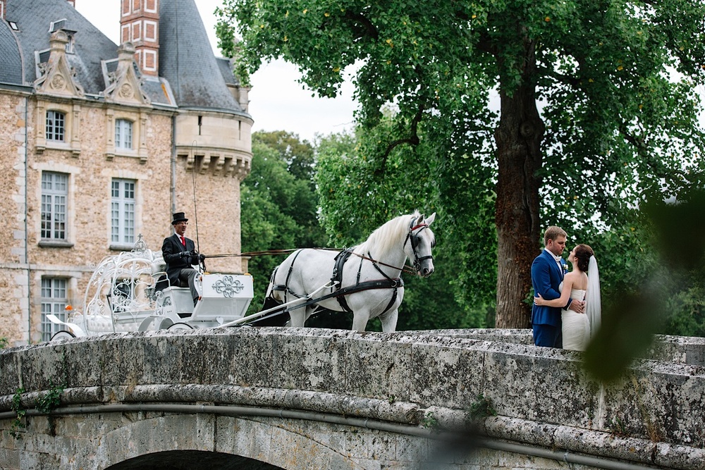 Карета и белый конь на русской свадьбе во Франции