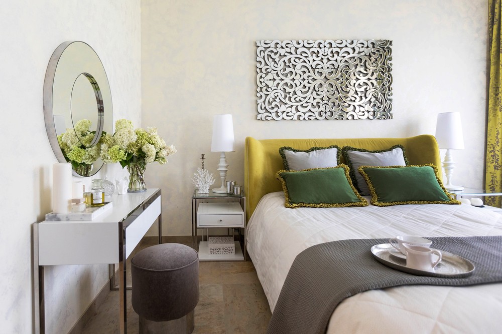 Мария Шубина, дизайн спальни, женская спальня, желтая кровать, зеркало, северная комната, спальня