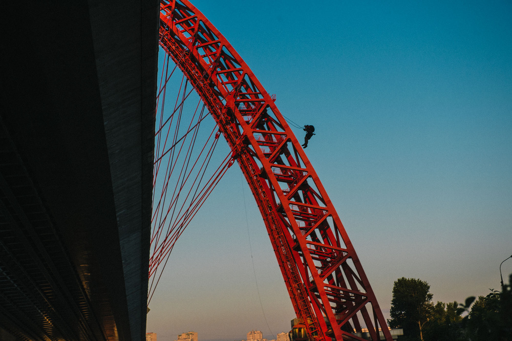 Rope jumping from Zhivopisny bridge, Moscow 2014