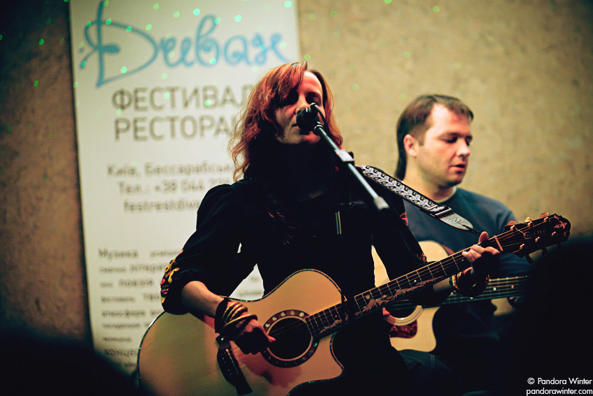 Маша и Медведи, аккустика @ Диван, Киев, 2011-06-19
