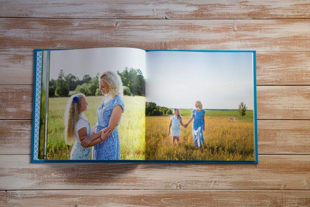 Летний голубой семейный альбом с белорусским колоритом