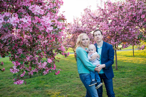 Семейная фотосессия в яблоневом саду
