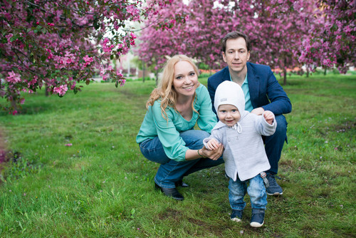 Семейная фотосессия в яблоневом саду