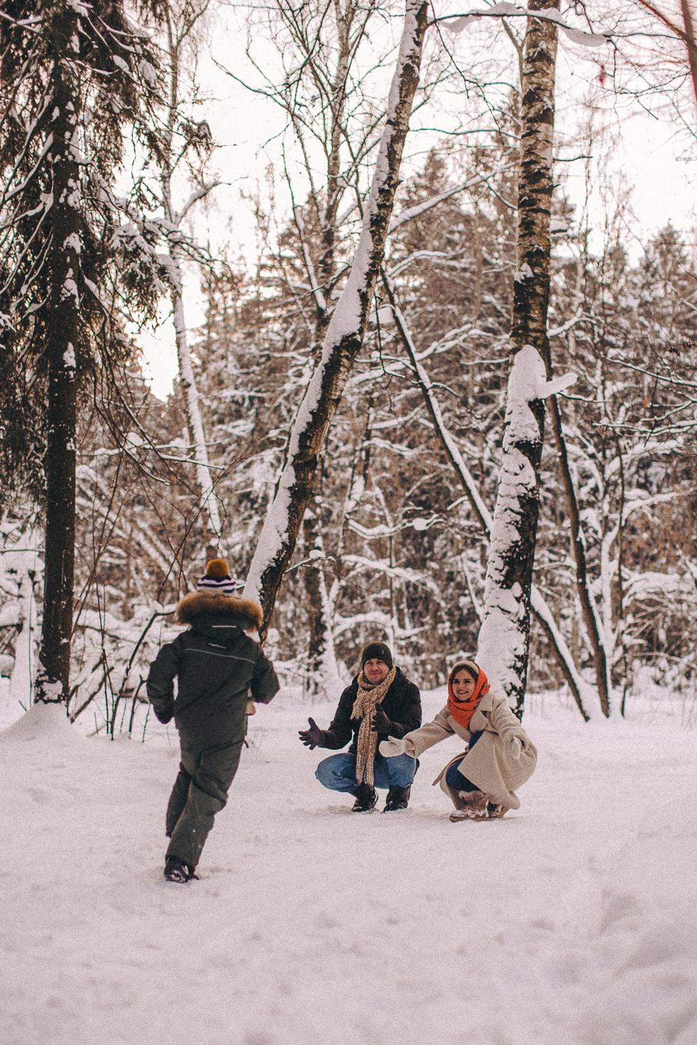 Семейная прогулка в зимнем лесу