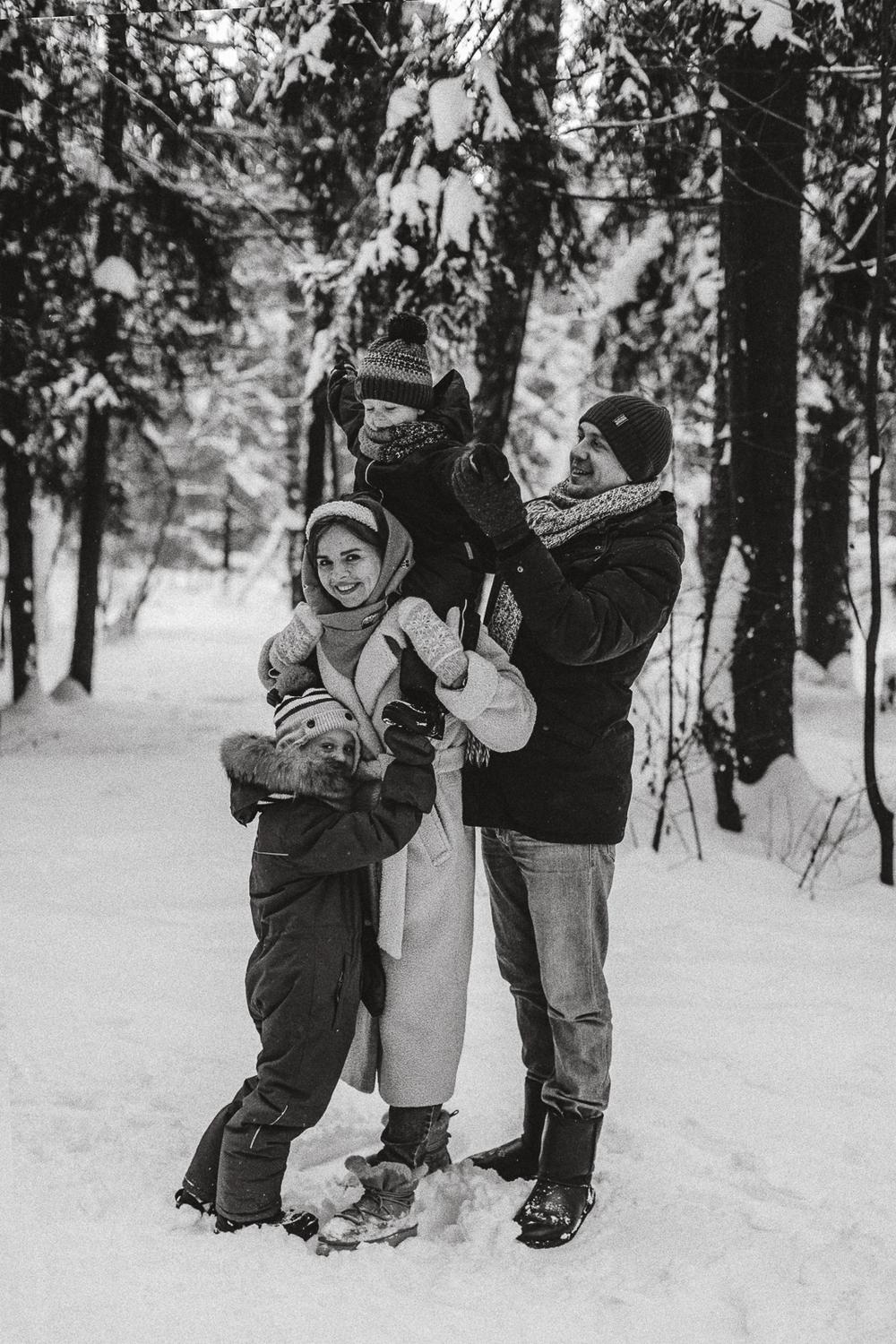 Семейная прогулка в зимнем лесу