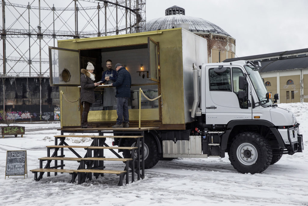 Mercedes-Benz Unimog U318 в Финляндии -кухня на колесах