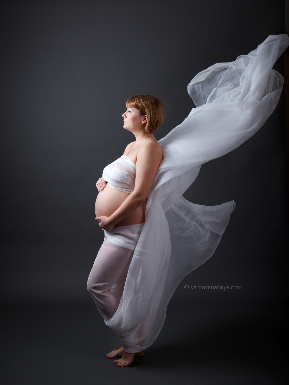 Беременная фотосессия с тканью