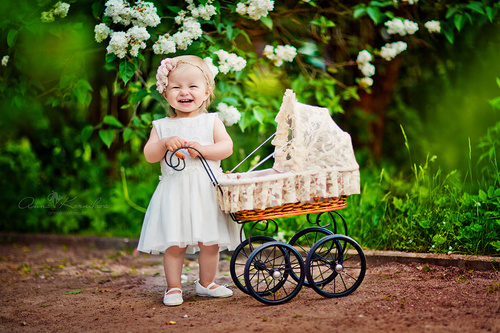 Анна Корнилова фотограф, детская фотосессия, девочка с коляской