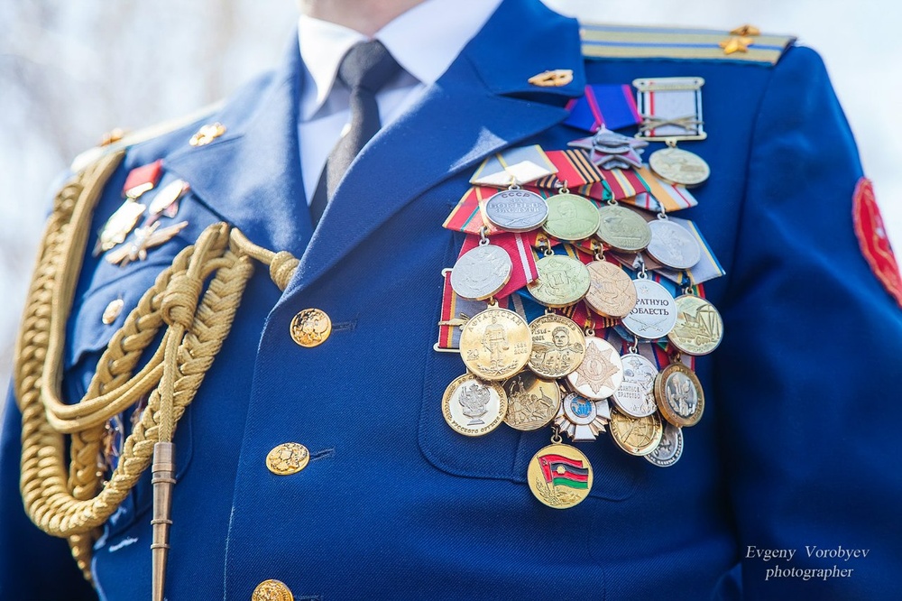празднование дня победы 9 мая в Красноярске вечный огонь репортаж офицер медаль орден