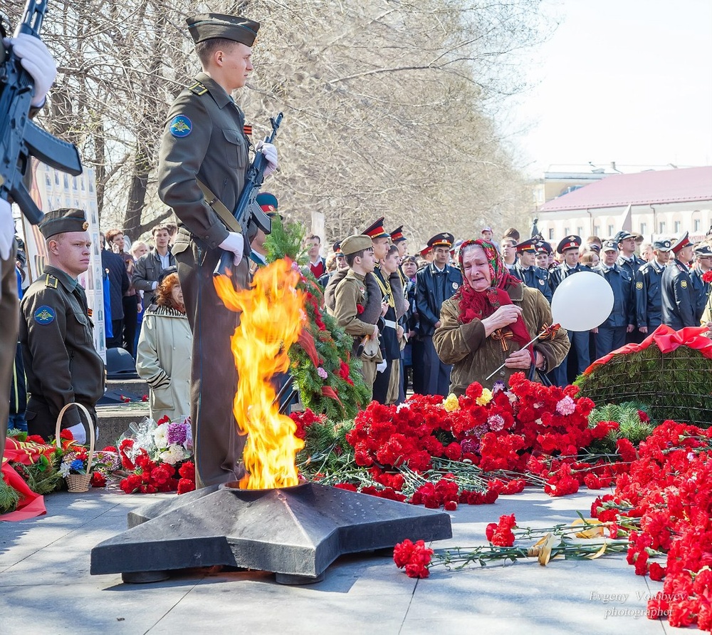ветеран  цветы празднование дня победы 9 мая в Красноярске вечный огонь репортаж офицер медаль  