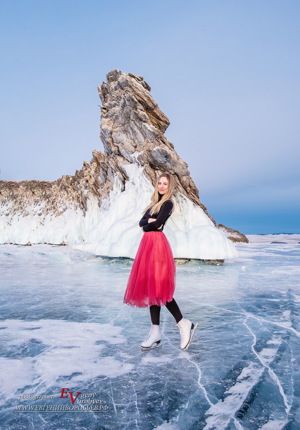 озеро Байкал фотограф фотосессия Красноярск  красивая  коньки платье лед