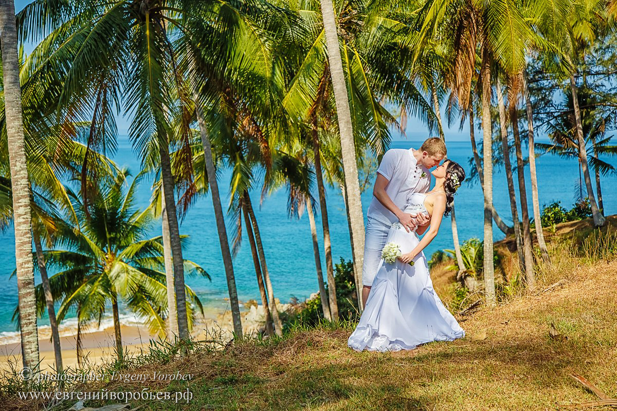 свадебная фотосессия на Пхукете Phuket Таиланд свадьба церемония на пляже арка жених невеста пальма