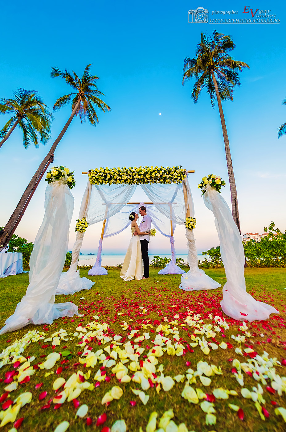 свадебная фотосессия на Пхукете Phuket Таиланд свадьба церемония на пляже арка жених невеста любовь 