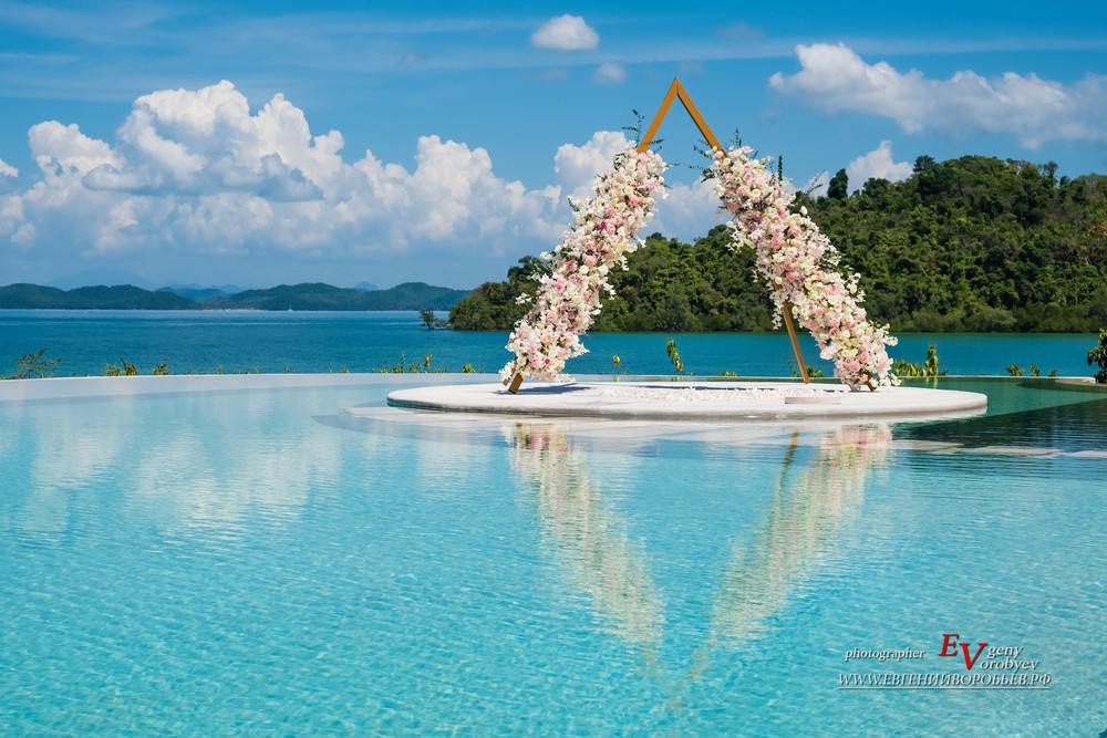 Свадебная церемония арка в отеле фотограф фотосессия Пхукет Таиланд цветы пляж море 