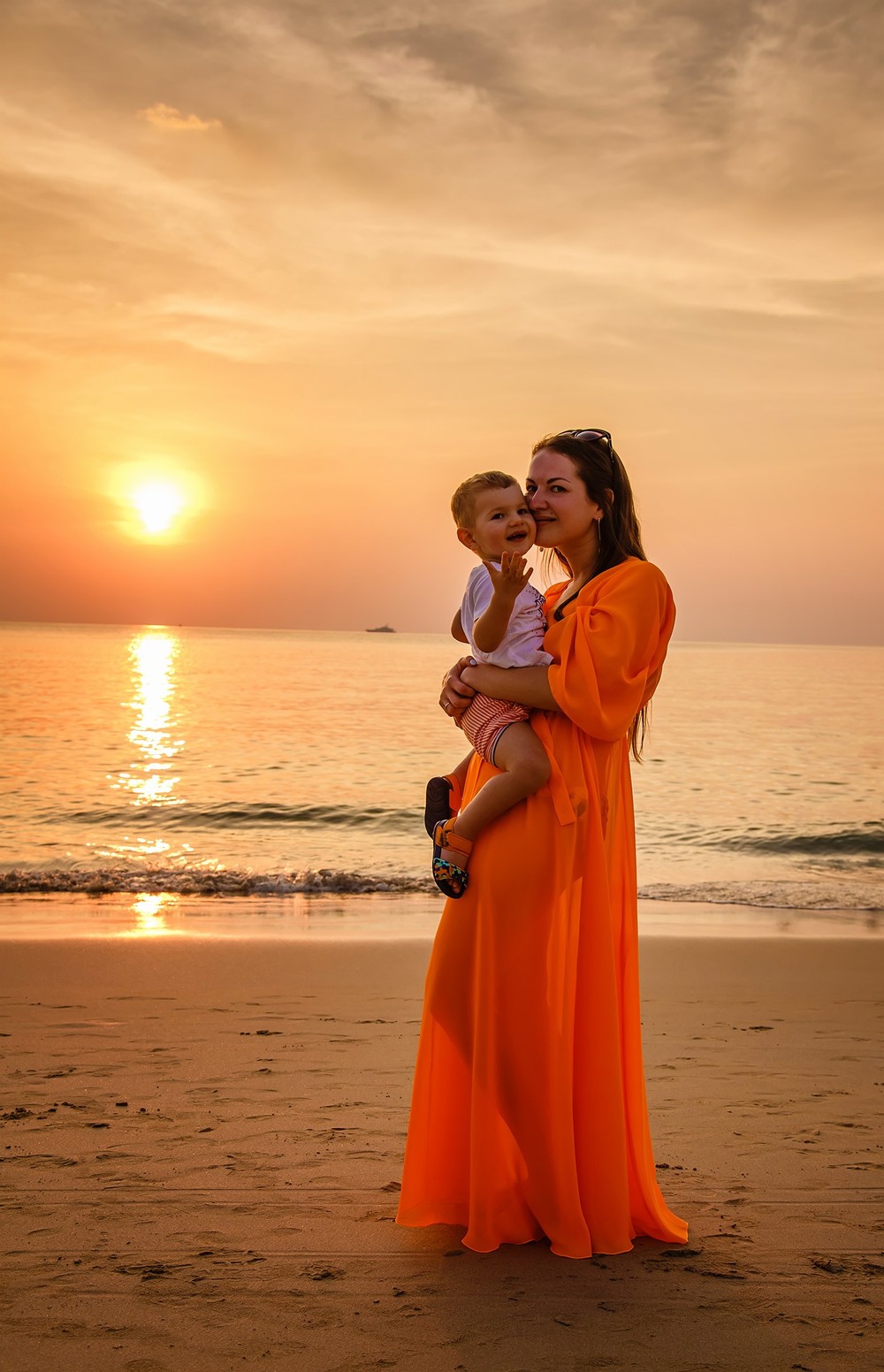 семейная детская фотосессия фотограф Пхукет Тайланд на пляже папа мама сын ребенок Phuket