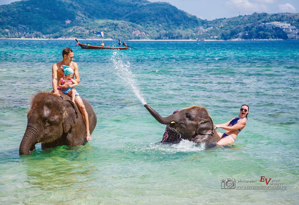 фотосессия купание со слонами фотограф Пхукет Phuket пляж красивый идея позы