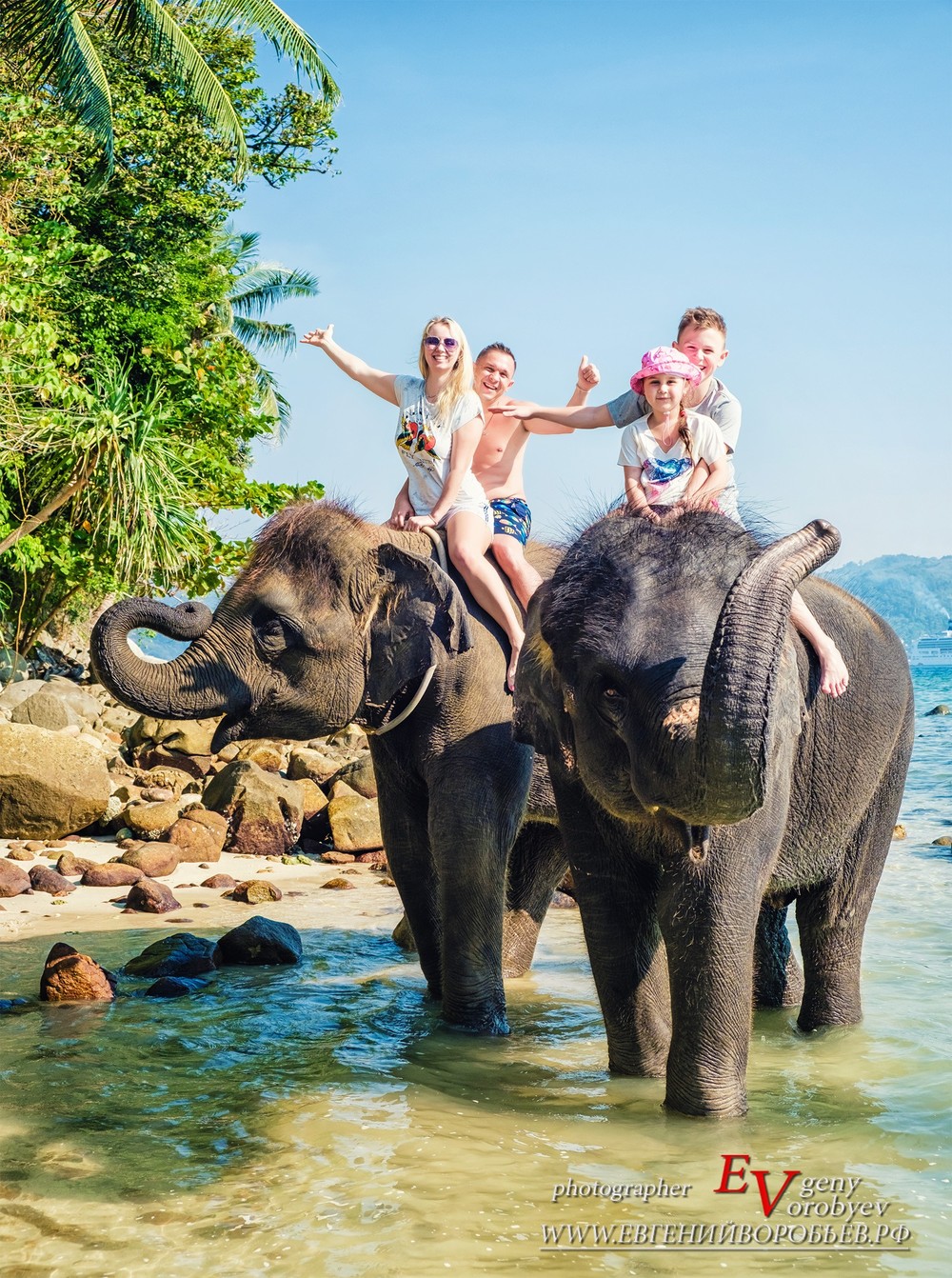 семейная фотосессия купание со слонами на Пхукете фотограф Phuket 