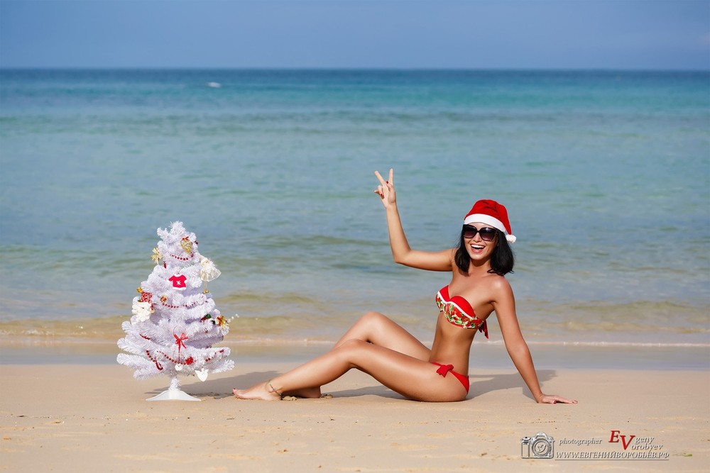 новогодняя фотосессия Пхукет фотограф девушка купальник пляж Патонг Карон елка эротическая идея 