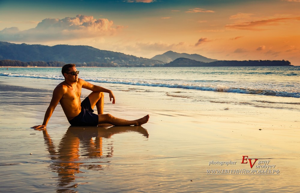 фотограф пхукет фотосессия мужской портрет на пляже Phuket закат море парень