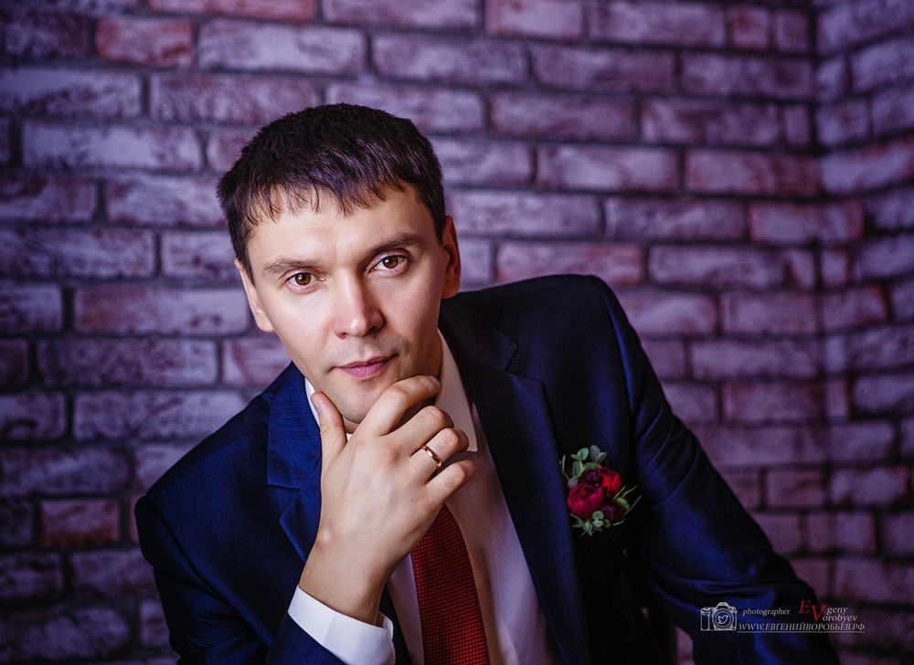 мужская фотосессия мужской портрет фотограф Красноярск мужчина модель мода поза пример идея место 