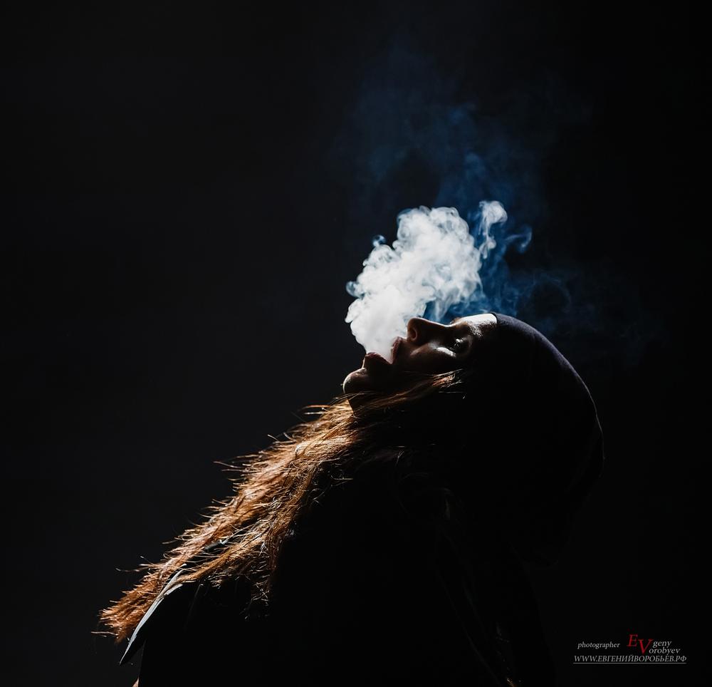 зиверт zivert фото дым девушка курит выдыхай свет сигарета красиво
