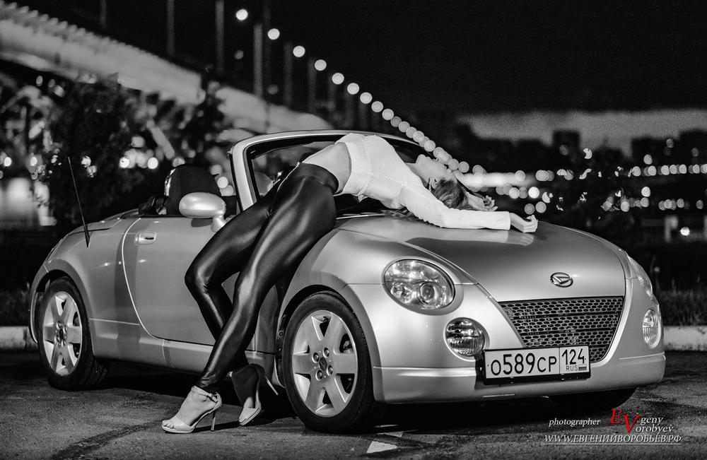 красивая сексуальная девушка автомобиль Красноярск фотосессия фотограф чб кабриолет ноги попа