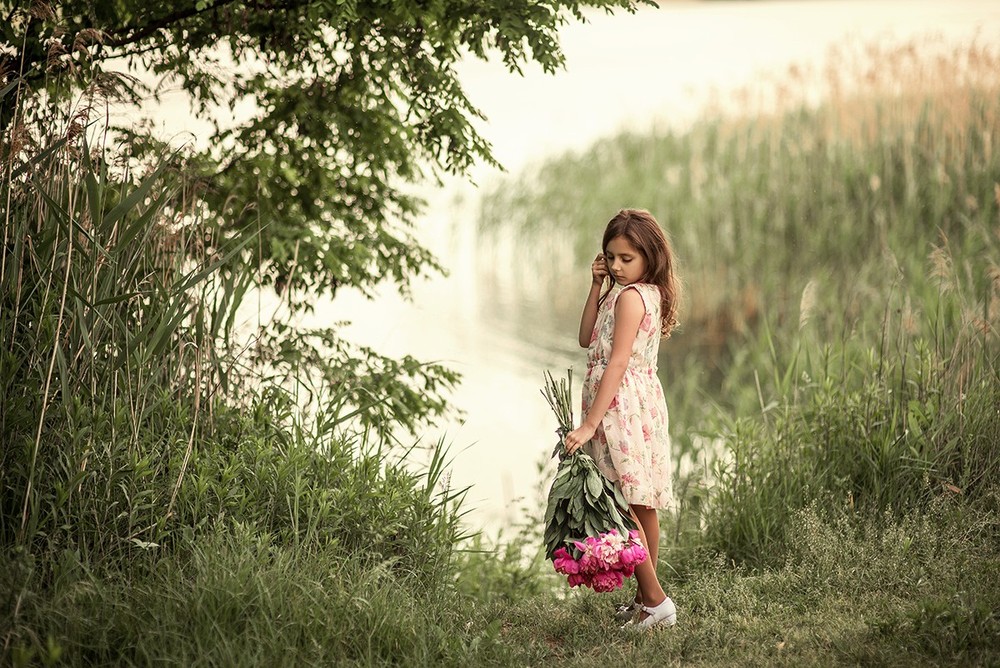 Детская фотосессия - Девочка с пионами