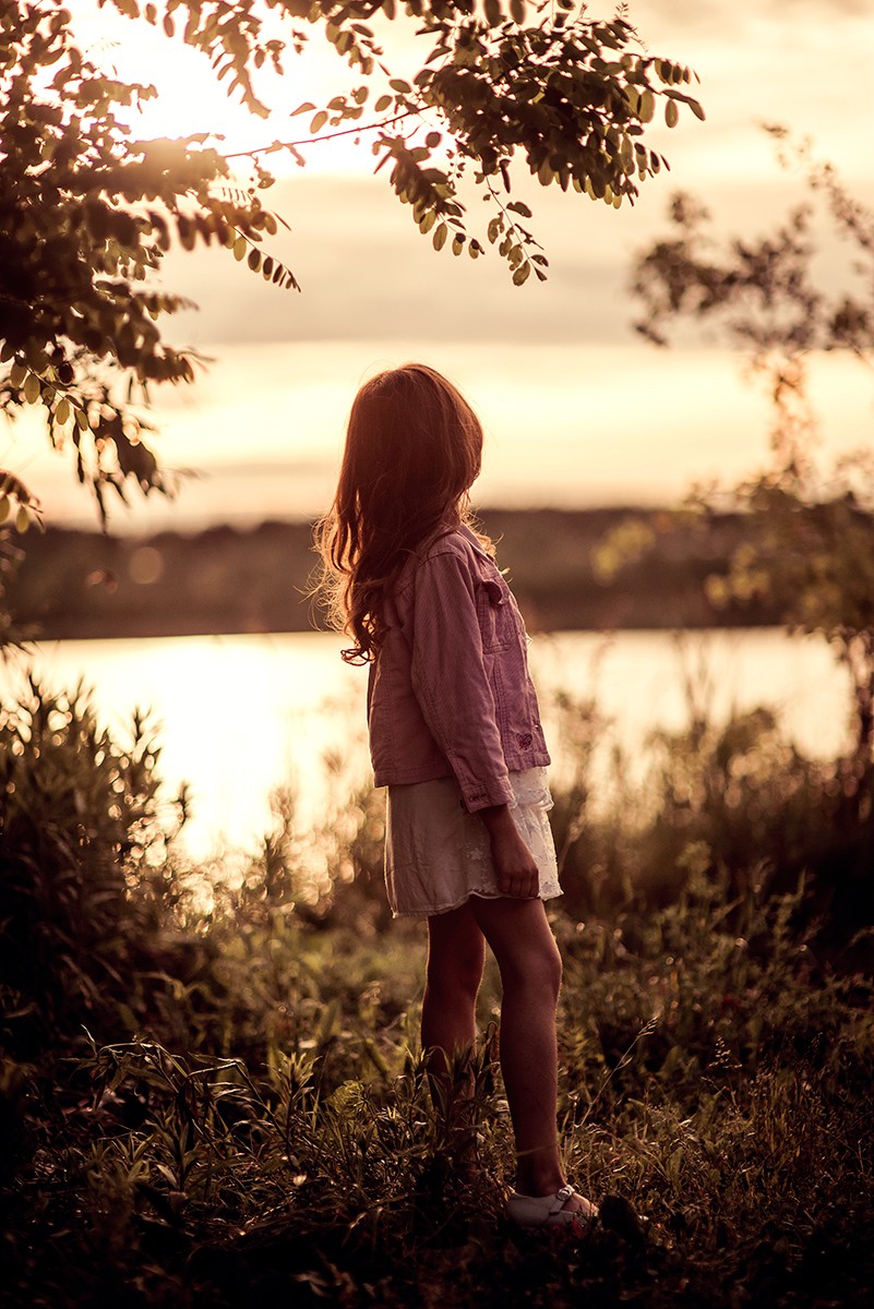 Детская фотосессия - Девочка с пионами