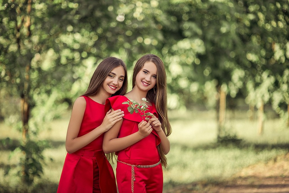 Детская фотосессия - Девочки в красном
