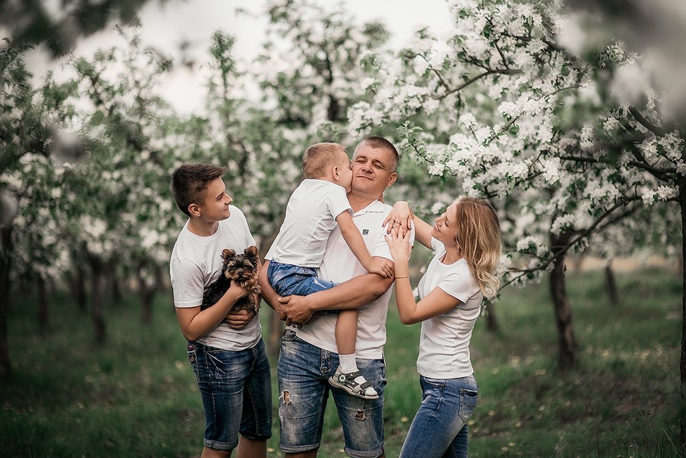 Семейные фотосессии - Марина с семьёй в цветущих садах