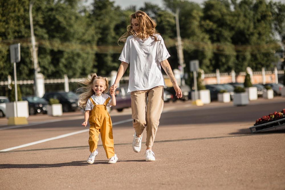 Семейные фотосессии - Алиса  и мама, прогулка в городе