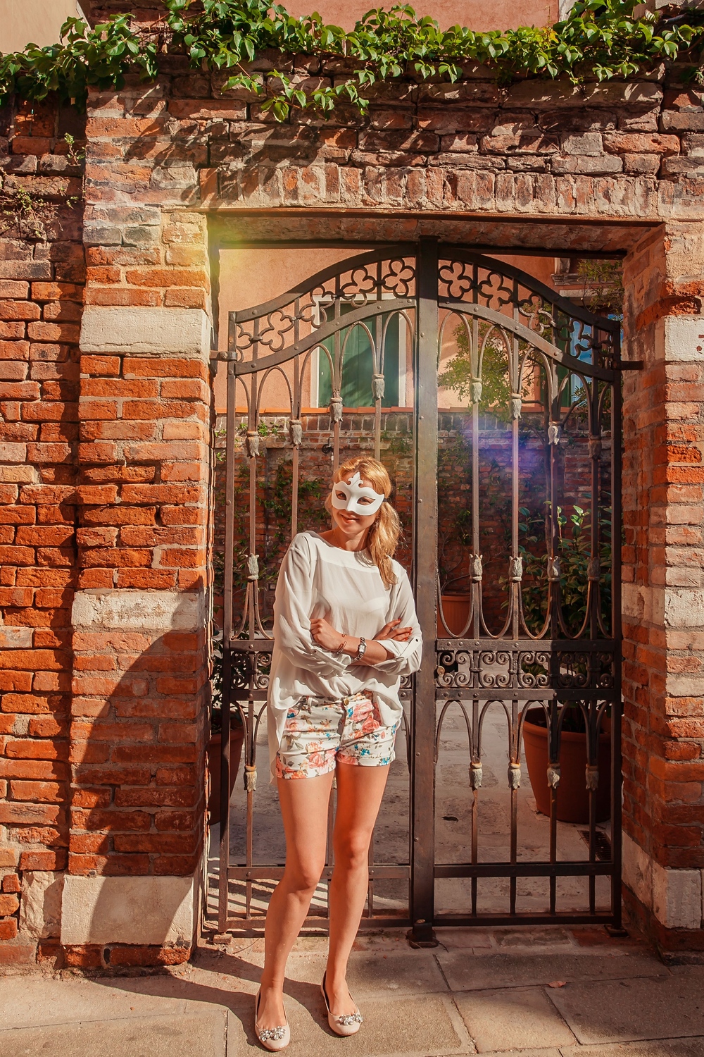 фотосессии в италии, девушка в венецианской маске