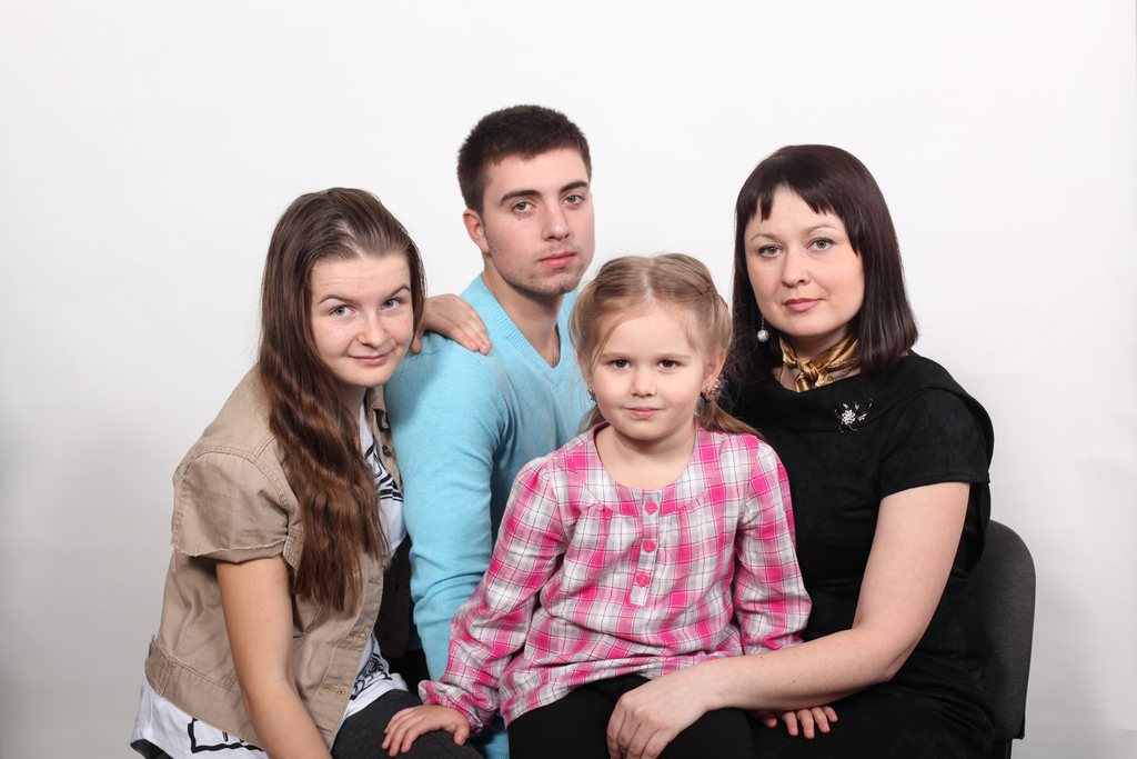 Фотоуслуги - Семейная съемка - Семейное фото в Алексеевке, студийный портрет.