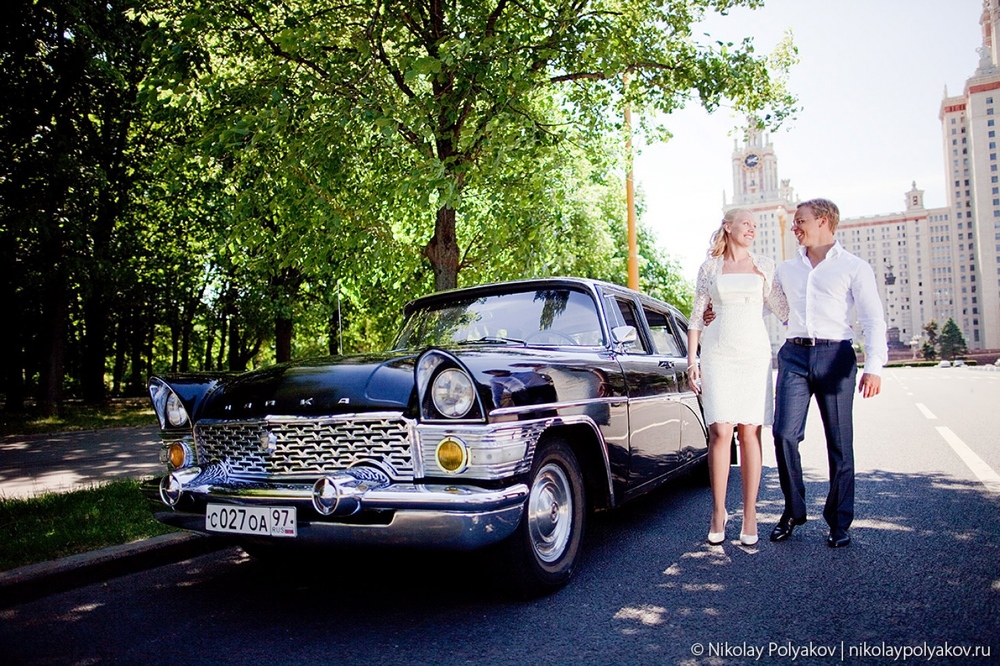 Свадьба для двоих, уютный ретро автомобиль Чайка, влюбленная пара Юля и Андрей