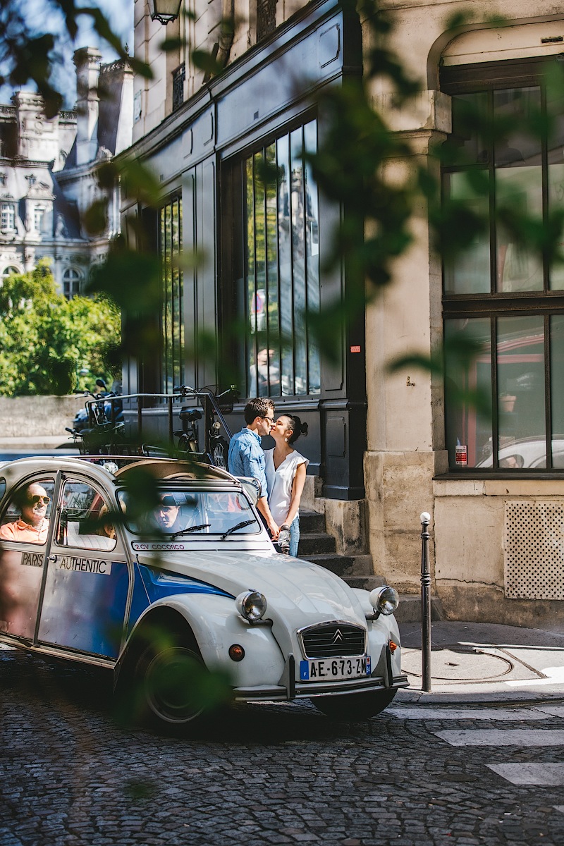 Влюбленные и старинная машина в Париже