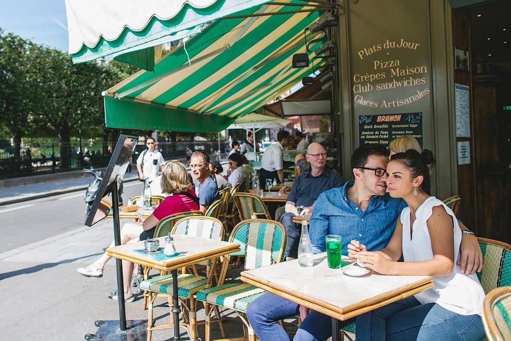 Типичное французское кафе в Париже
