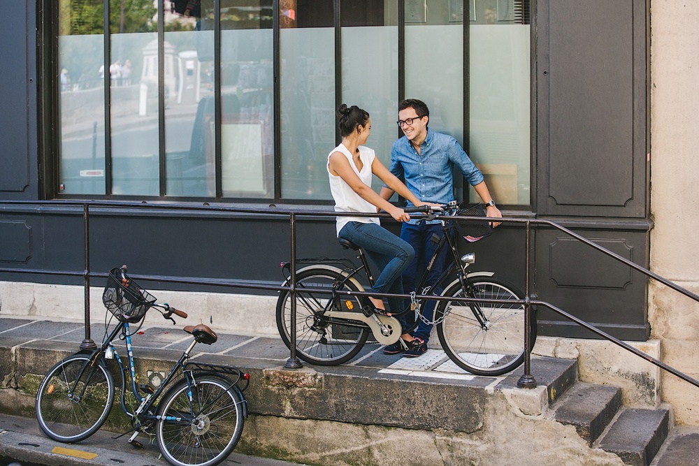 Влюбленные с велосипедом в Париже