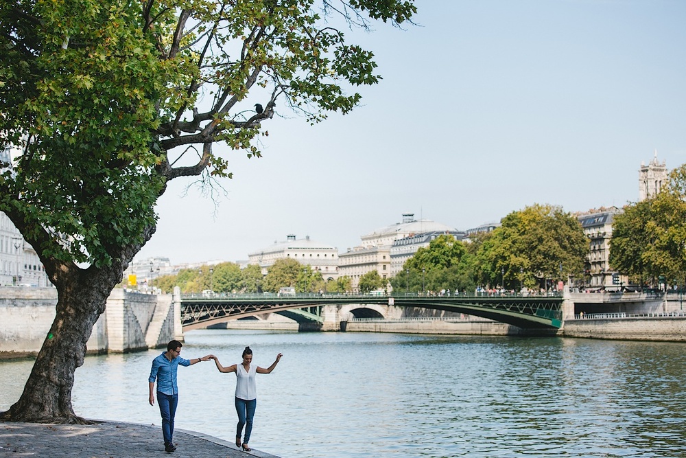 Девушка гуляет по берегу Сены в Париже