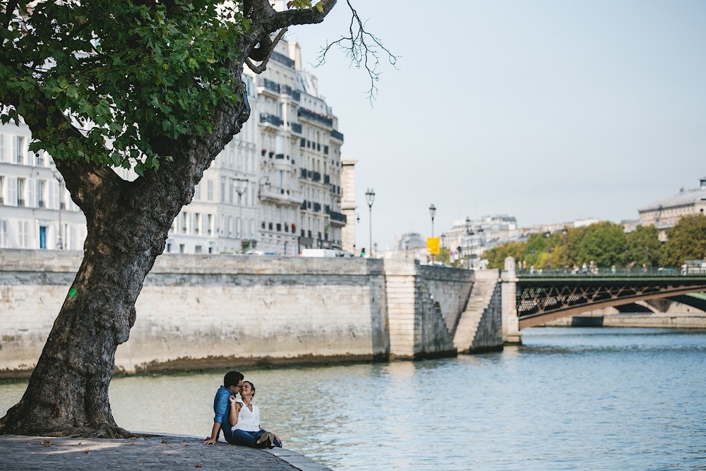 Двое влюбленных на острове Сите в Париже