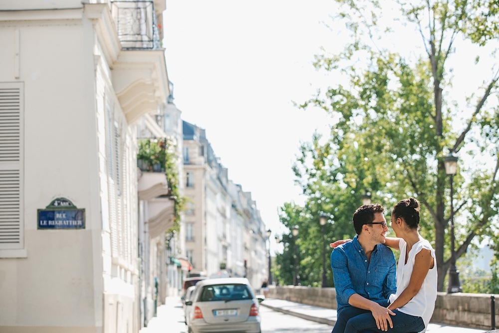 Влюбленные целуются на улицах Парижа