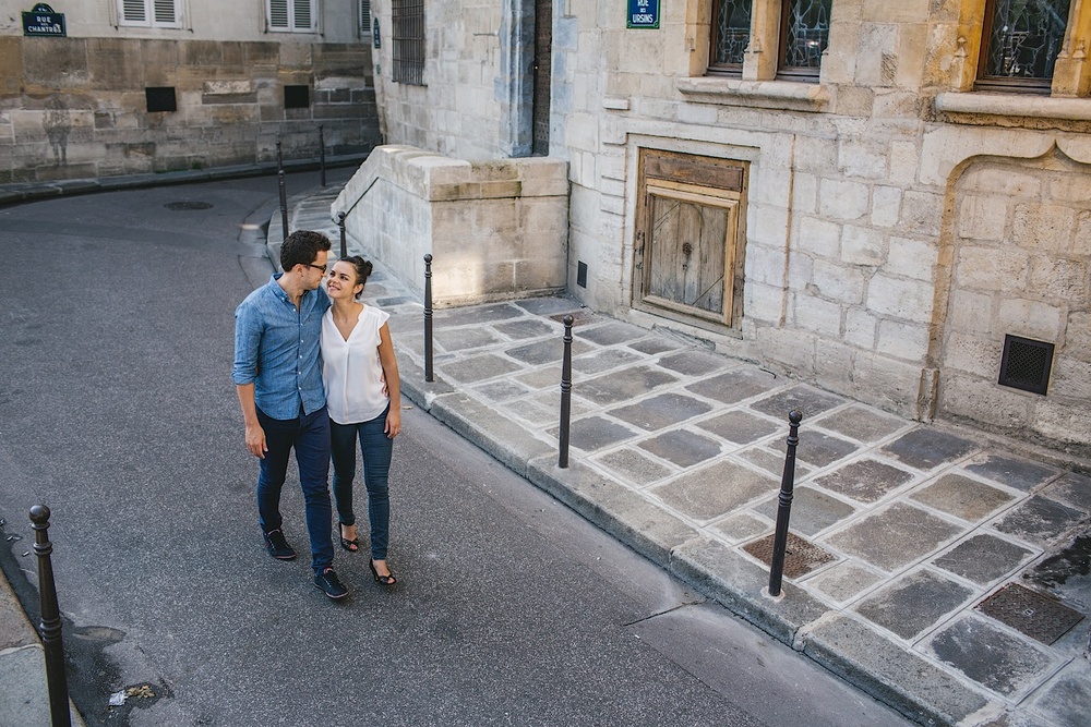 Пара гуляет по центру Парижа