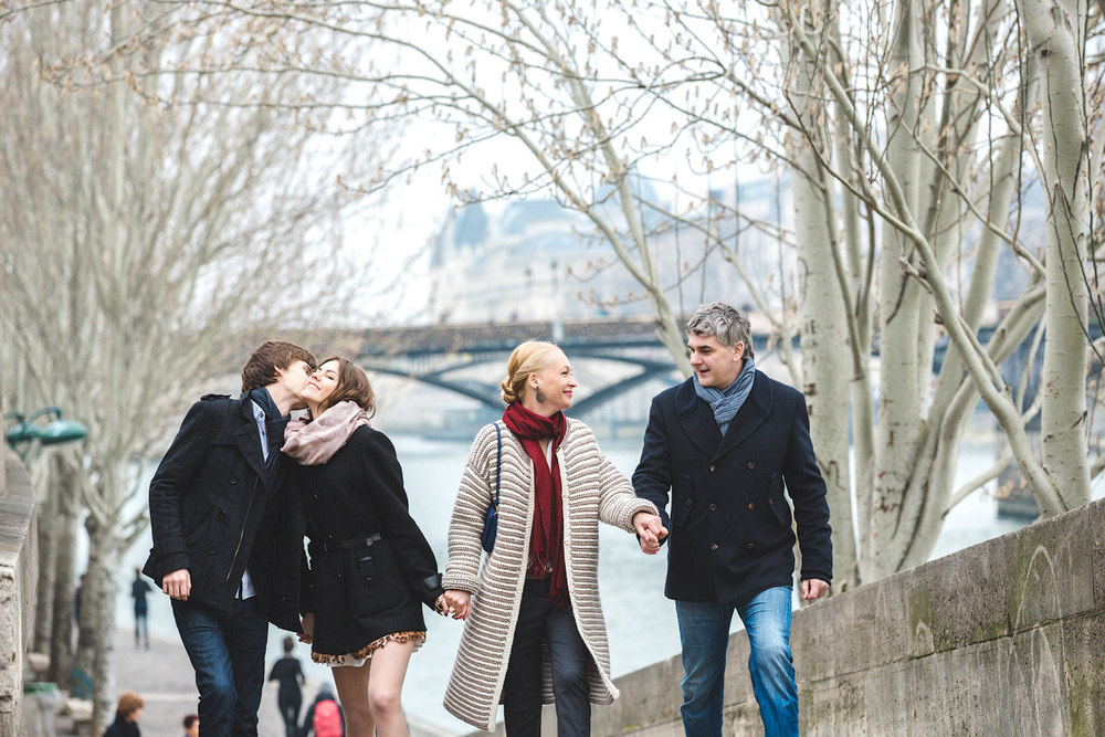 Семейная прогулка в Париже