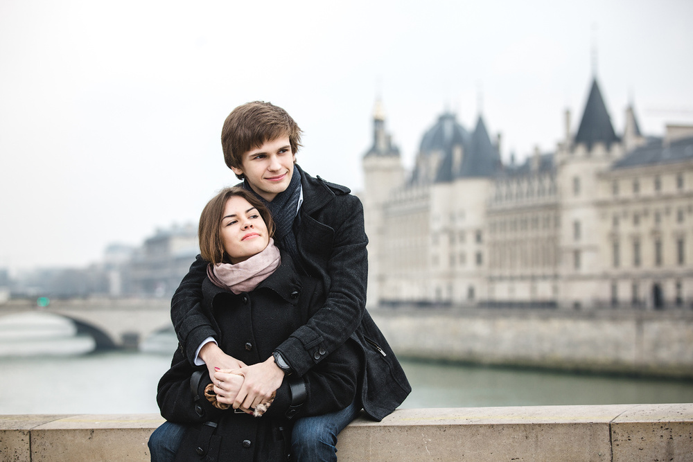 Красивая молодая пара на зимней съемке в Париже