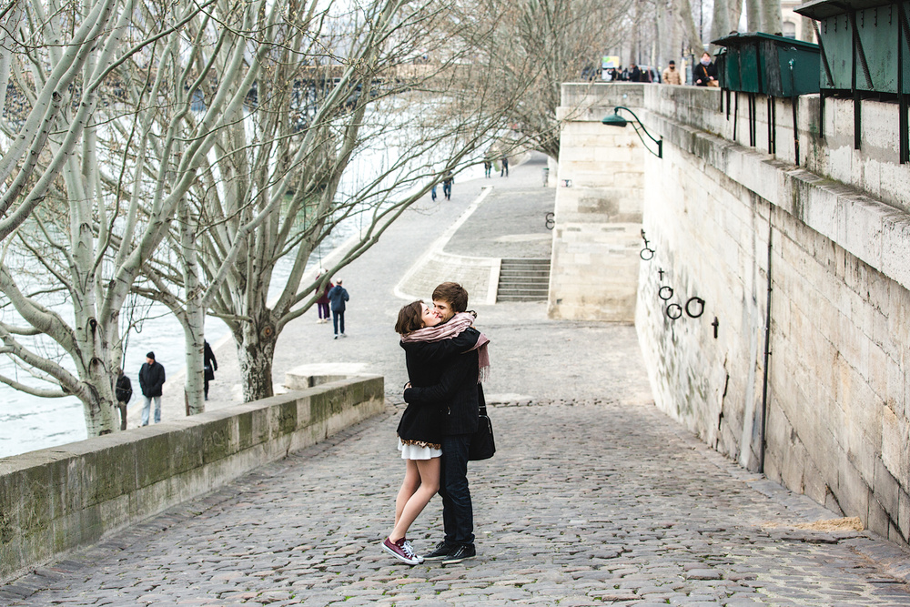 Холод не мешает влюбленным на фотосессии в Париже