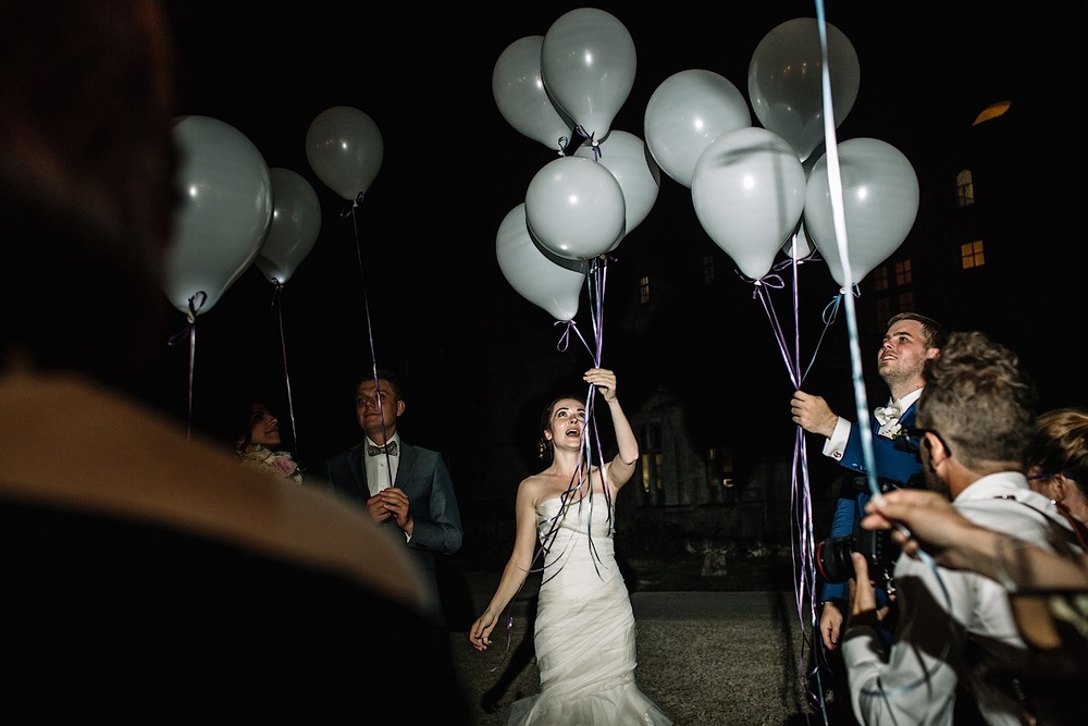 Невесты запускают воздушные шары ночью