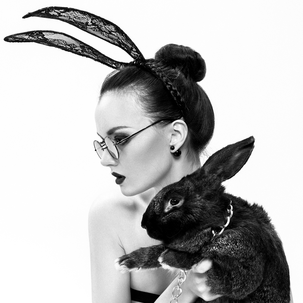 Подруги зайчики. Девушка кролик. Девушка заяц. Дерзкий заяц. Черный кролик фотосессия.