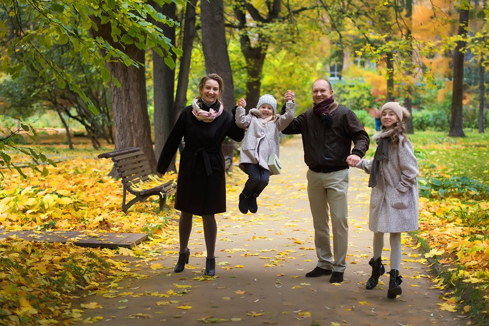 Минская семью. Семья на прогулке в парке. Москва осень семья в парке. Прогулочные семейные фотосессии осень по улицам города. Фотопрогулка по Москве семья осень.