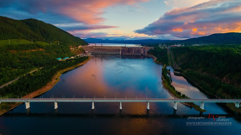 Красноярская ГЭС Гидроэлектростанция съемка с квадрокоптера река Енисей фотограф фотосъемка