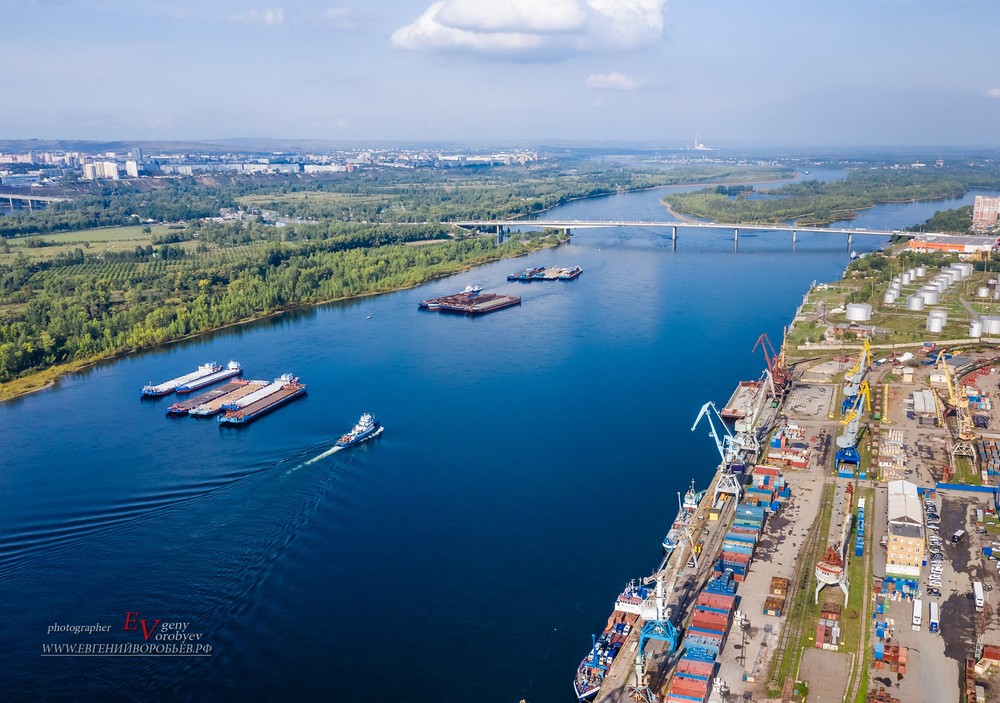 река Енисей Красноярск фото с квадрокоптера порт кран корабль навигация  путешествие мост