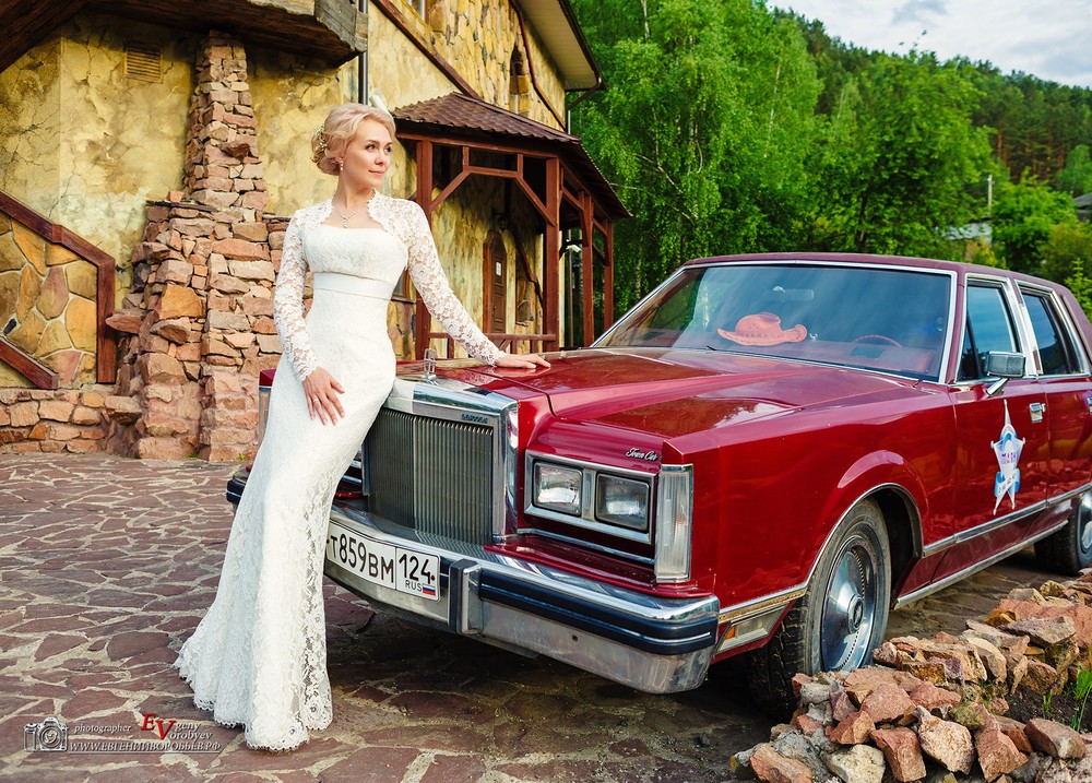 Свадебное фото фотограф в Красноярске красивые места идея платье визажист ретро автомобиль